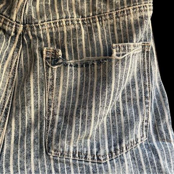 AMERICAN Eagle Frayed Pinstripe Cutoff Jeans Size 6 - Picture 5 of 8